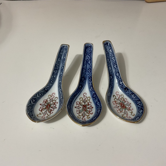 Set of 3 VTG Porcelain Soup Spoons Hand Painted Noodle Rice Blue Porcelain - Picture 2 of 4